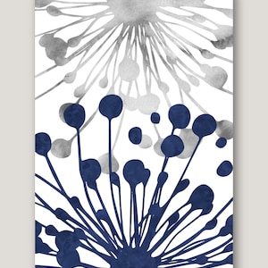 Puede incluir: Impresi&oacute;n de arte abstracto con un dise&ntilde;o de acuarela azul y plateado. El dise&ntilde;o se asemeja a una flor estilizada con una explosi&oacute;n central de l&iacute;neas azules y plateadas que irradian hacia afuera.