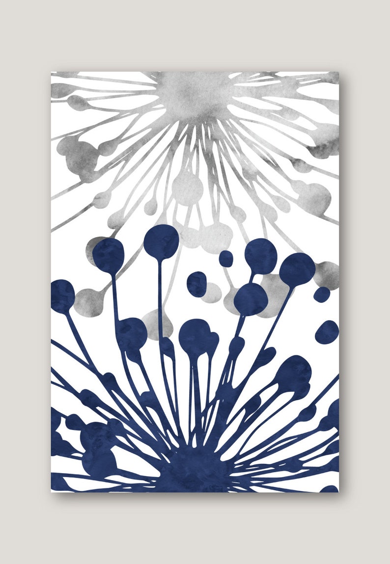 Puede incluir: Impresi&oacute;n de arte abstracto con un dise&ntilde;o de acuarela azul y plateado. El dise&ntilde;o se asemeja a una flor estilizada con una explosi&oacute;n central de l&iacute;neas azules y plateadas que irradian hacia afuera.
