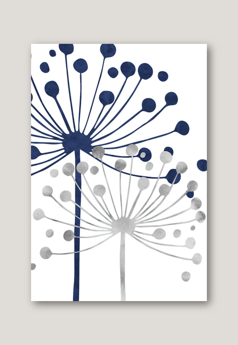Puede incluir: Una pintura de acuarela de dos flores estilizadas con acentos azul marino y plata sobre un fondo blanco.