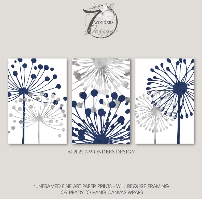 Puede incluir: Conjunto de tres impresiones de arte de pared sin enmarcar que presentan dise&ntilde;os abstractos de diente de le&oacute;n en acuarela en tonos de azul marino y gris plateado. Las impresiones est&aacute;n listas para colgar y quedar&iacute;an geniales en un hogar moderno o contempor&aacute;neo.