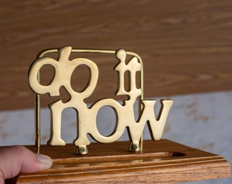 ヴィンテージ真鍮＆オーク「DO IT NOW」レターホルダー - Etsy 日本