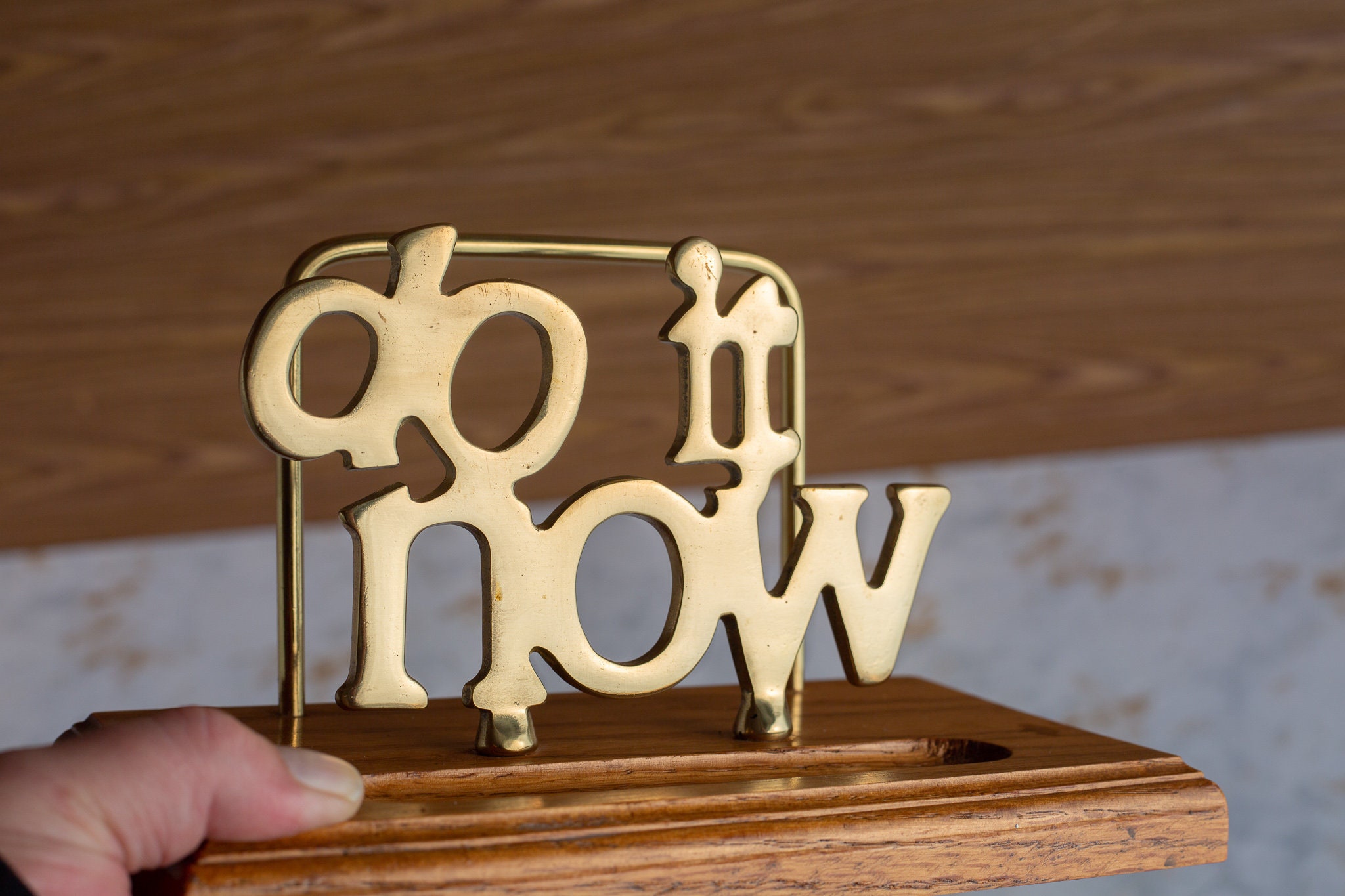 ヴィンテージ真鍮＆オーク「DO IT NOW」レターホルダー - Etsy 日本