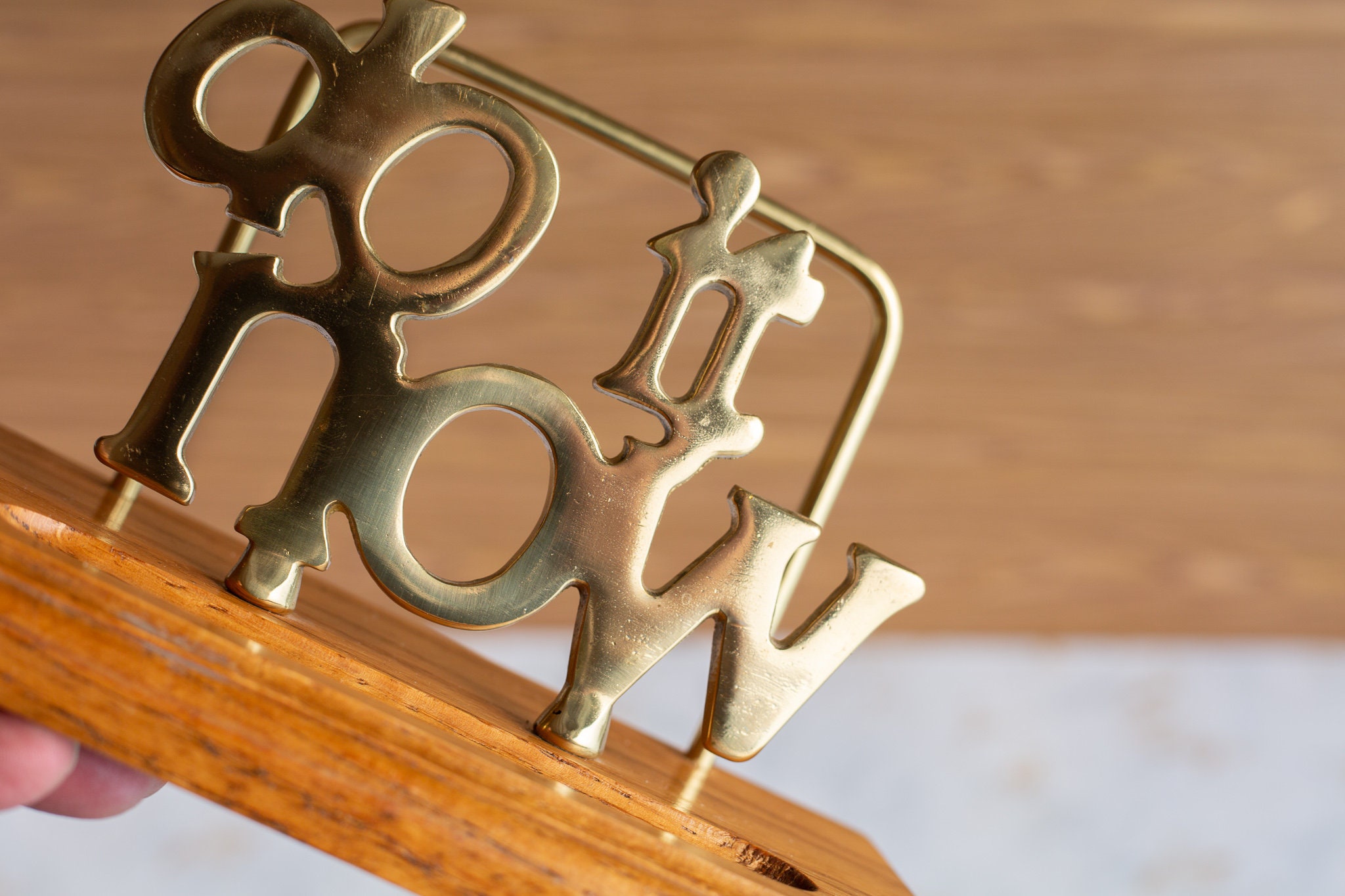 ヴィンテージ真鍮＆オーク「DO IT NOW」レターホルダー - Etsy 日本