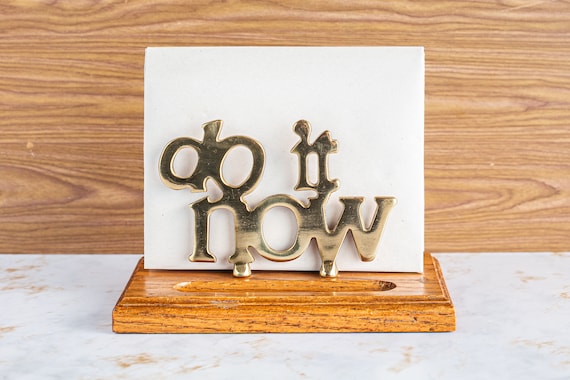 ヴィンテージ真鍮＆オーク「DO IT NOW」レターホルダー - Etsy 日本