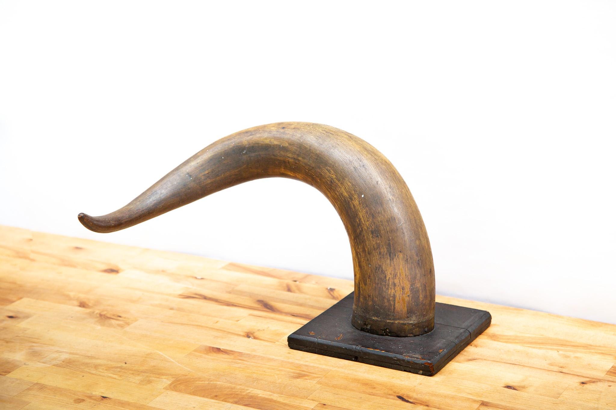 アンティークの雄牛または雄牛の角、本物の牧場または農場の装飾、素朴