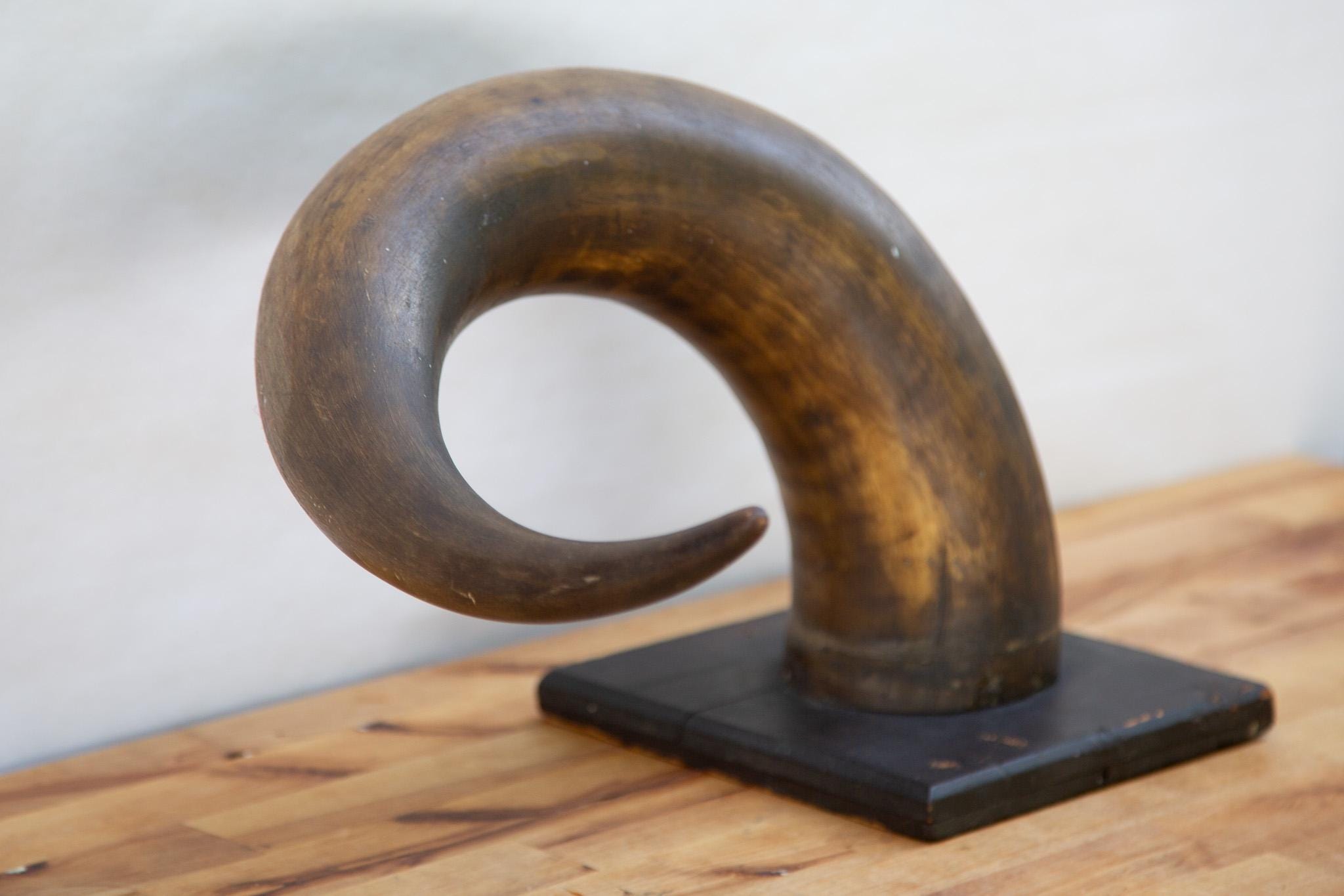 アンティークの雄牛または雄牛の角、本物の牧場または農場の装飾、素朴