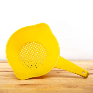 Vintage klein geel Tupperware-vergiet