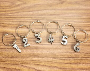 Juego de 6 dijes de vino numerados de metal plateado vintage