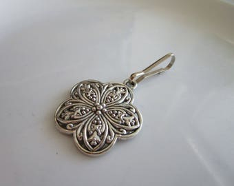 Silver tone carved flower daisy charm for zipper pull jackets purses - flower zipper pull - flower charm zipper pull - daisy zipper pulls