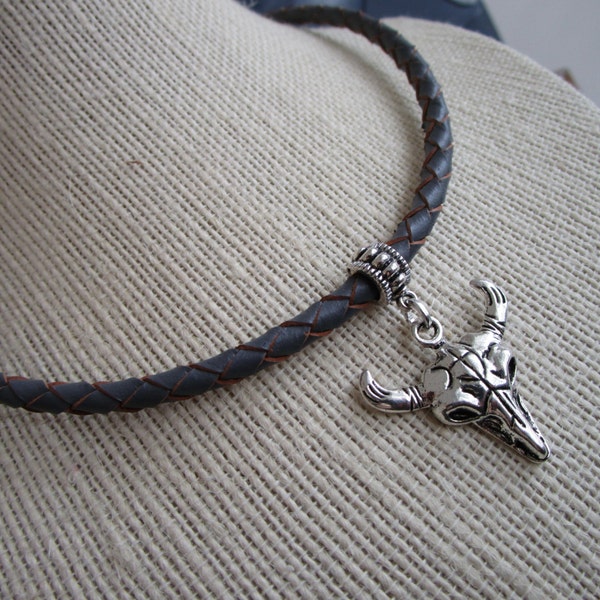 Modèle du Sud-Ouest argent ton taureau crâne sur un cordon en cuir gris, collier de crâne de taureau, chaîne en cuir véritable, pendentif crâne, cowboy