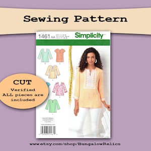 Peut inclure: Patron de couture Simplicity 1461 AA pour un haut tunique. Le patron comprend plusieurs options de conception, avec une femme modélisant une tunique jaune avec une bordure blanche et un pantalon blanc. Le texte sur le patron indique "Sewing Pattern" et "CUT Verified ALL pieces are included."