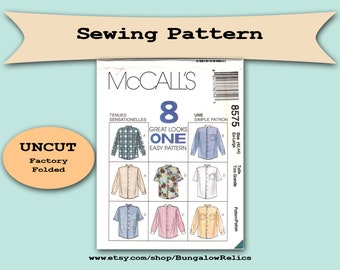 Könnte beinhalten: McCall's Schnittmuster 8575, ungeschnitten und originalverpackt. Das Muster zeigt acht Hemden-Designs, mit Optionen für lange und kurze Ärmel. Größe extra large (107-112 cm). Der Text "Sewing Pattern" steht oben.
