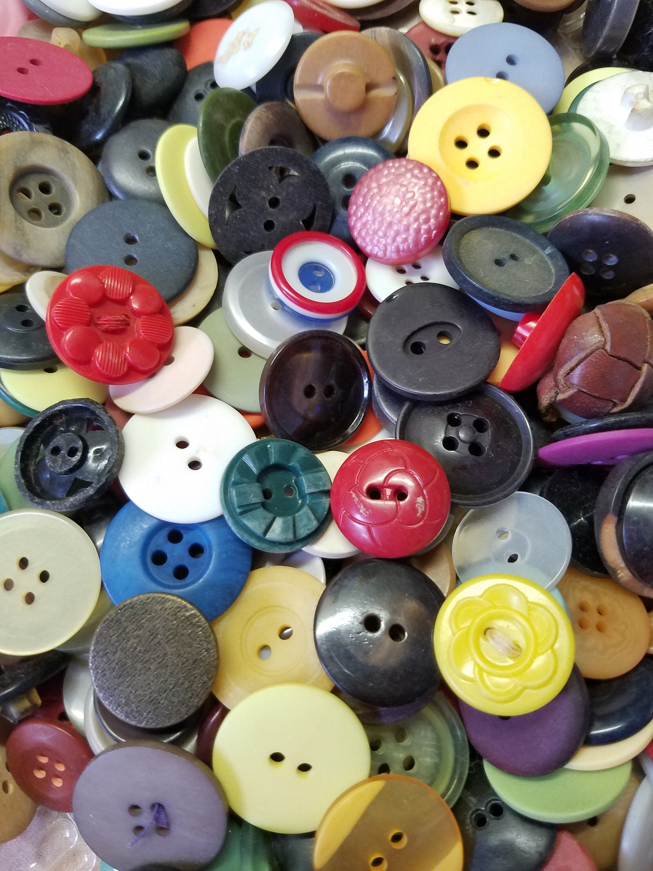 Vintage Button Mix Lots – 3 Oz of Mixed Buttons – Lots Will Vary ...