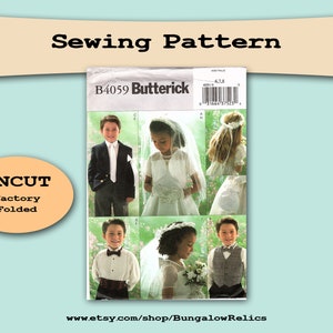 Op de afbeelding: Ongesneden naaipatroon voor kinderkleding, met een jongen in pak en drie meisjes in jurken. Het patroonnummer is B4059 Butterick.