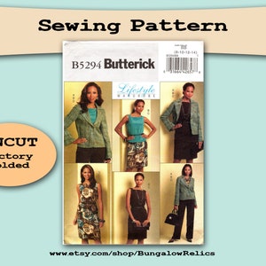 Puede incluir: Un patrón de costura Butterick B5294 con una colección Lifestyle Wardrobe. El patrón incluye opciones para una blazer, top, falda y vestido. El paquete está doblado de fábrica y sin cortar. El texto "Sewing Pattern" está arriba. Medidas en cm.