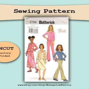 Könnte beinhalten: Ungeschnittenes Schnittmuster für Mädchen-Plus-Size-Kleidung, Schnittmuster-Nummer 3788, von Butterick. Das Schnittmuster enthält drei verschiedene Outfits: ein rosa Pyjama-Set, einen rosa-weißen Blumenrock mit passendem Oberteil und ein blaues Hemd mit braunen Hosen.
