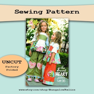 Puede incluir: Imagen de un patrón de costura que muestra a dos niñas con trajes coloridos. Los trajes incluyen pantalones verdes con parches en forma de corazón, tops florales y faldas naranjas. El texto de la imagen dice "Sewing Pattern", "UNCUT Factory Folded" y "the Sweet HEART pants No. 16."