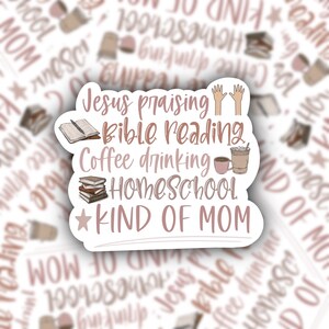 Puede incluir: Una pegatina rosa y blanca con el texto "Jesus praising, Bible reading, coffee drinking, homeschool, kind of mom". La pegatina presenta una imagen de dibujos animados de una Biblia, una taza de caf&eacute; y un par de manos levantadas.