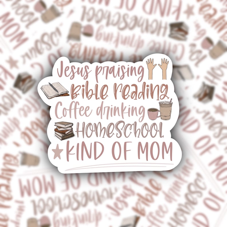 Puede incluir: Una pegatina rosa y blanca con el texto "Jesus praising, Bible reading, coffee drinking, homeschool, kind of mom". La pegatina presenta una imagen de dibujos animados de una Biblia, una taza de caf&eacute; y un par de manos levantadas.