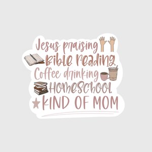 Puede incluir: Una pegatina con un dise&ntilde;o rosa y blanco que dice "Jesus praising, Bible reading, coffee drinking, homeschool kind of mom". La pegatina tambi&eacute;n presenta un libro, una taza de caf&eacute; y un par de manos levantadas en el aire.