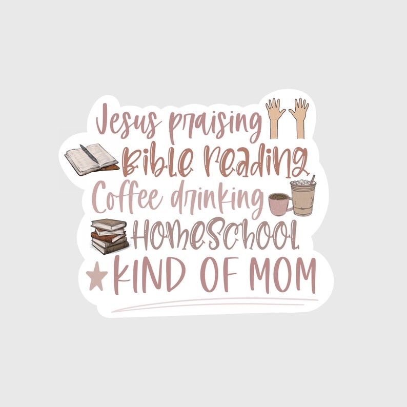 Puede incluir: Una pegatina con un dise&ntilde;o rosa y blanco que dice "Jesus praising, Bible reading, coffee drinking, homeschool kind of mom". La pegatina tambi&eacute;n presenta un libro, una taza de caf&eacute; y un par de manos levantadas en el aire.