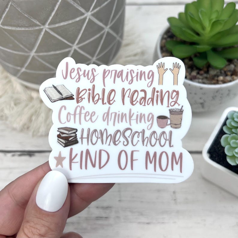 Puede incluir: Pegatina blanca con texto rosa que dice "Jesus praising, Bible reading, coffee drinking, homeschool kind of mom". La pegatina tambi&eacute;n presenta un par de manos levantadas, un libro abierto, una pila de libros, una taza de caf&eacute; y una taza.