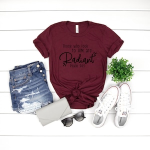 Camiseta "Los que miran a Él son radiantes", Camiseta Salmo 34:5, Camiseta cristiana, Camiseta con temática religiosa, Camiseta cristiana para mujer, Idea de regalo cristiano imagen 1