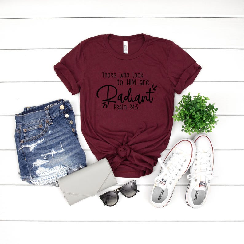 Camiseta "Los que miran a Él son radiantes", Camiseta Salmo 34:5, Camiseta cristiana, Camiseta con temática religiosa, Camiseta cristiana para mujer, Idea de regalo cristiano imagen 1