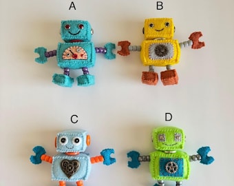 Lindos robots de peluche de fieltro, azul, amarillo y verde.