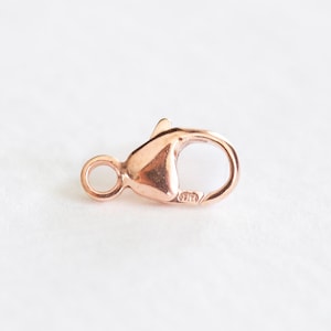 Peut inclure: Un fermoir à langouste en or rose pour la fabrication de bijoux. Le fermoir est en métal et a une finition polie.