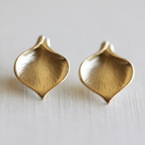 Vermeil Gold Calla Lily Pendants - 16mm flower petal charms, necklace or earrings components, cala arum lily