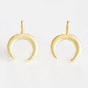 Amuleto pequeno crescente em ouro vermeil fosco - 2 peças de chifre minúsculo, lua crescente de cabeça para baixo com fiança anexada, letra C, 9 mm x 12 mm, luxem