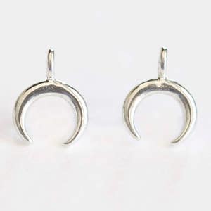 Berloque pequeno crescente de prata esterlina - 2 peças de chifre minúsculo, lua crescente de cabeça para baixo com fiança anexada, letra C, 9 mm x 12 mm, fornecimento luxem