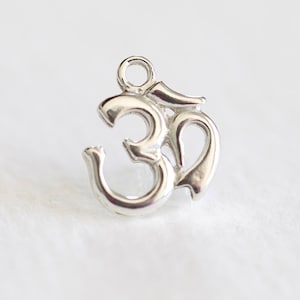 Charm de yoga Ohm en plata de ley: colgante de plata de ley 925 con símbolo Om para el cuerpo, la mente y el alma, amuleto de buena suerte para la meditación en sánscrito