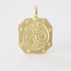 Oro Ohm Yoga etiqueta colgante con fianza - oro vermeil, oro 18k chapado en plata esterlina, mente encanto de om cuerpo alma