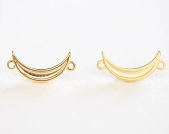 Puede incluir: Dos abalorios conectores de media luna de color dorado con un bucle en cada extremo.