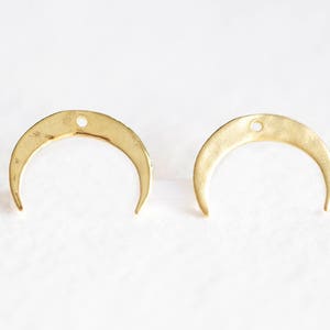 Charm de media luna invertida en oro vermeil - Luna creciente bañada en oro de 18 k sobre plata de ley con asa adjunta, letra C, lujo, 16 mm x 3 mm