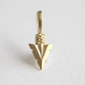 Vermeil Matte Gold Chevron Arrow Berlock - guldpläterad över sterlingsilver, chevronpil