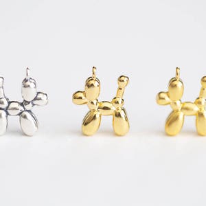Könnte beinhalten: Drei Ballontier-Anhänger in Silber, Gold und Roségold. Die Anhänger haben die Form eines Ballontier-Hundes.