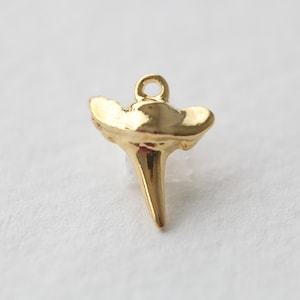 Shiny Gold Small Shark Tooth Anhänger 04 - kleiner Haifischzahn Anhänger, 18k vergoldet über Sterling Silber