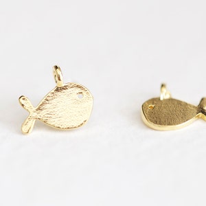 Petit charm poisson en or vermeil - or 18 carats sur argent sterling, délicat petit poisson baleine, vie océanique, animal marin, dauphin, banc de poissons