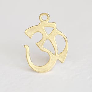 Vermeil Oro Ohm Yoga Encanto Grande - Oro de 18k chapado sobre 925 plata de ley, cuerpo de la mente alma om colgante, meditación, ejercicio deportivo entrenamiento