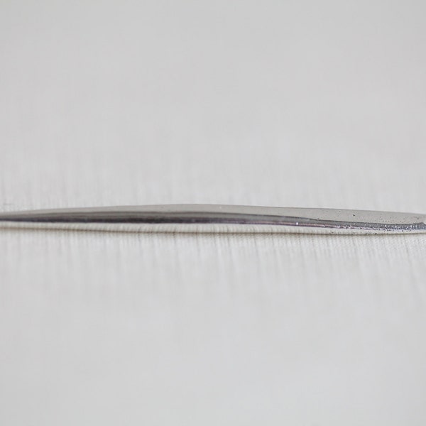 Sterlingzilveren bedel met magere naald: lange en dunne hanger met dolk en speer