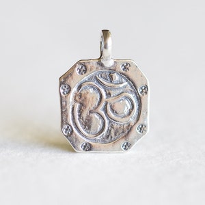 Plata de ley Ohm Yoga etiqueta colgante con fianza - 925 plata esterlina ligeramente oxidado, mente encanto de om cuerpo alma
