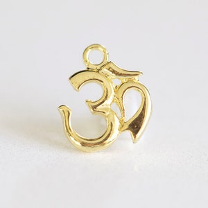 Charm de yoga Ohm de oro brillante: oro vermeil, chapado en oro de 18 k sobre plata de ley, colgante de om para mente, cuerpo y alma