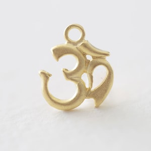 Oro de Ohm Yoga encanto - vermeil, oro 18k chapado en plata esterlina, mente colgante de om cuerpo alma