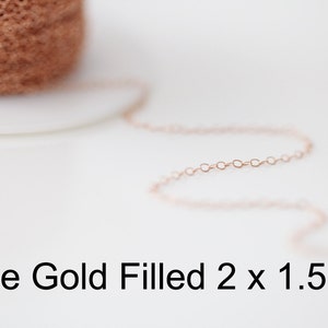 Op de afbeelding: Een close-up van een spoel met ros&eacute;goud gevulde ketting. De ketting is 2 mm breed en 1,5 mm dik. Rose Gold Filled 2 x 1.5mm staat in de afbeelding.