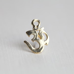 2pcs brillante Ohm Yoga encanto Vermeil Gold - oro sobre plata, encanto de om de ohm de mente cuerpo alma yoga