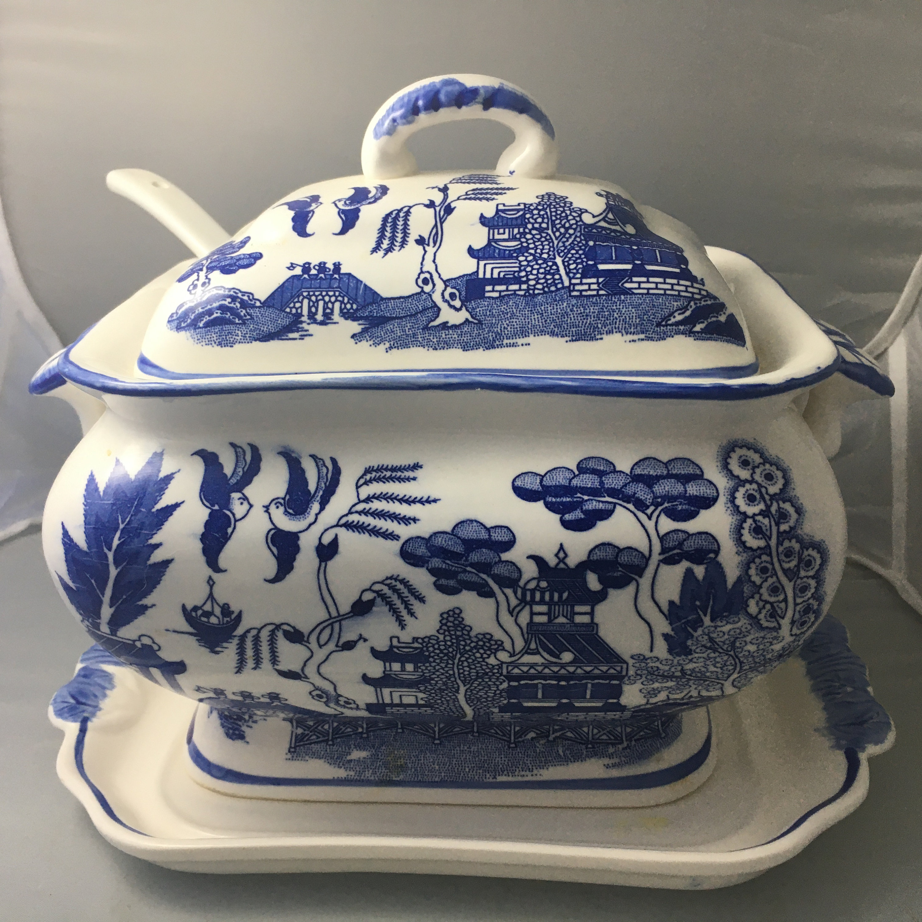 Blue willow soup tureen cheap