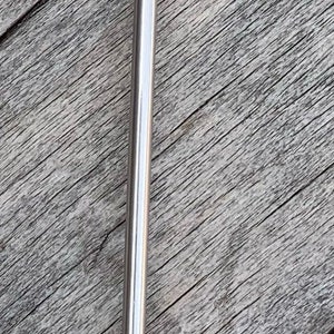 K&ouml;nnte beinhalten: Ein silberner R&uuml;hrl&ouml;ffel mit einem runden, flachen Ende, auf dem "here's a cup of calm the fuck down" steht.